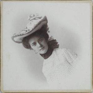 wizerunek obiektu Inw.pom.nauk.2662/68 pod nazwą Fotografia: Kobieta w kapeluszu (z kolekcji Szymiczków) 
